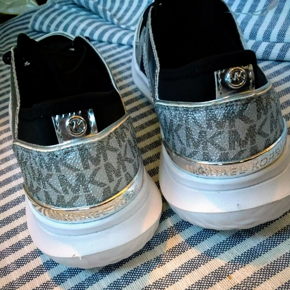 BNWOT MK spandex and leather embossed slip runners - Picture 4 of 6